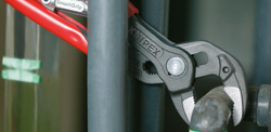 KNIPEX SmartGrip® Клещи переставные с автоматической установкой, 32 мм (1 1/4"), под ключ 36 мм, L-250 мм, чёрн., упак. : держатель купить фото 3